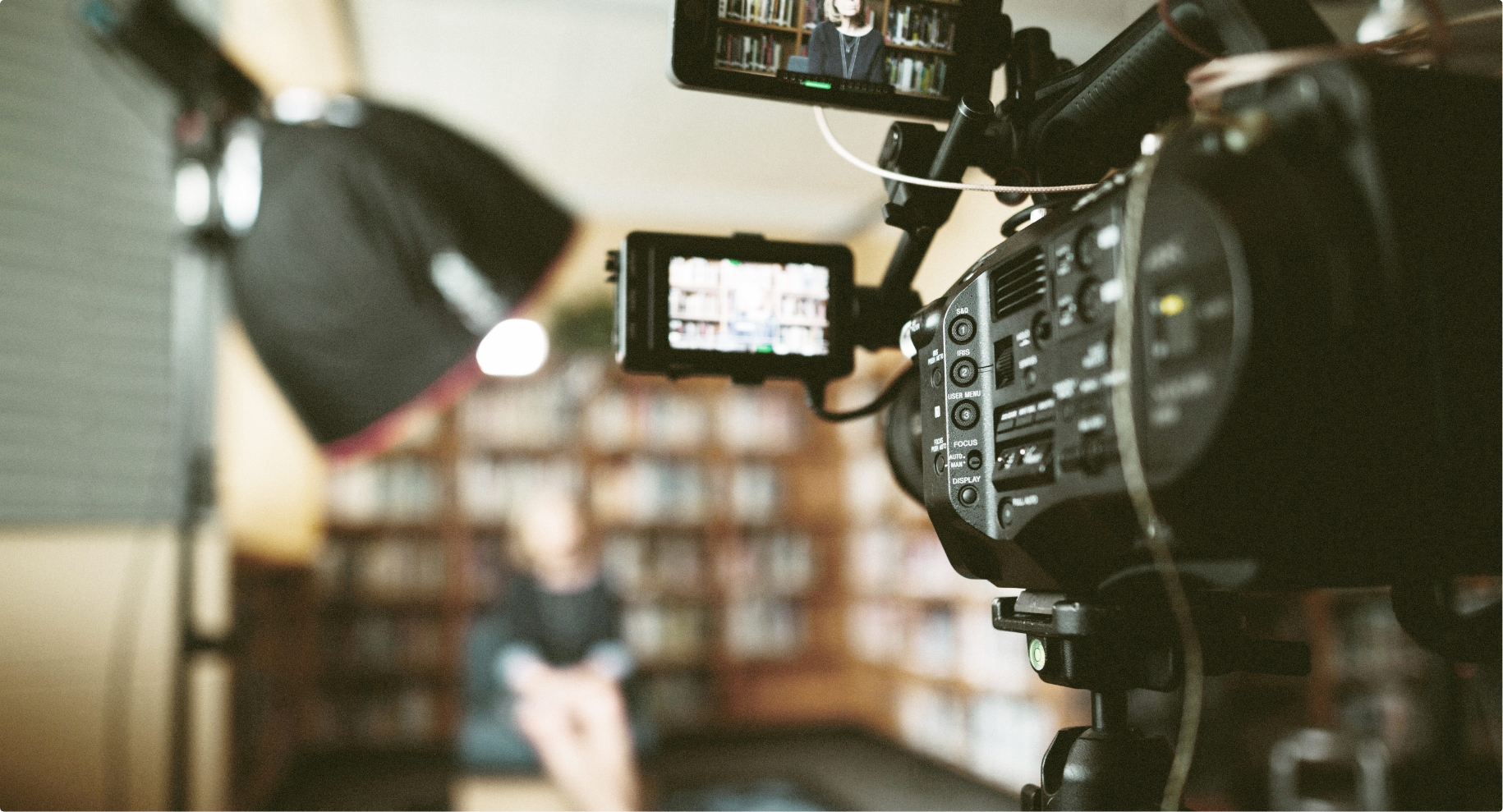 Eine Filmkamera, die ein Interview aufzeichnet